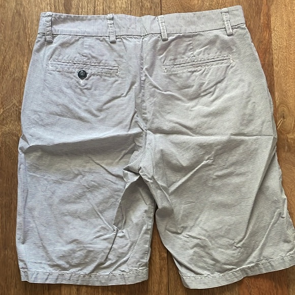 Old Navy Slim Striped Shorts 31 - Picture 2 of 4